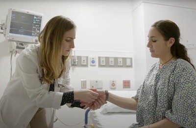 Кодирование Аквилонг в Качканаре Врач держит пациентку за руку