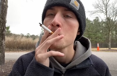 Лечение зависимости от табакокурения в Качканаре Мужчина с сигаретой делает затяжку