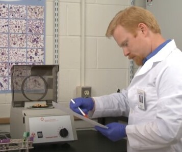 Клиника лечения наркозависимости в Качканаре Врач в кабинете клиники