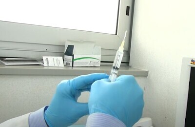 Проведение кодирования Вивитролом в Качканаре Шприц с Вивитролом в руках у врача